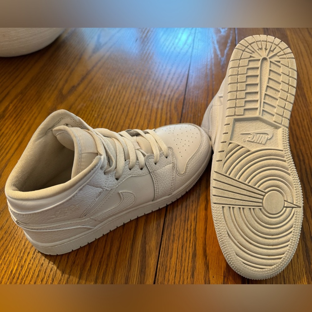 Air Jordan Mid Triple White